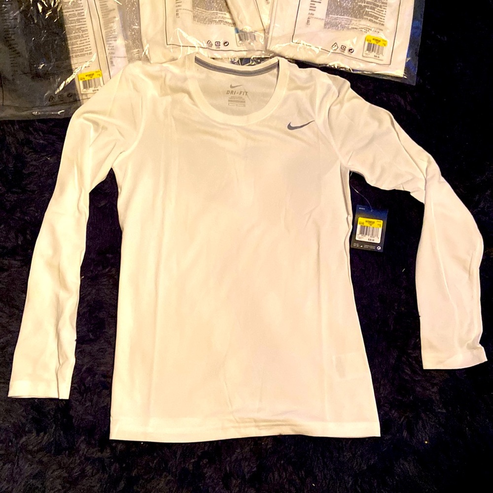 Womens Nike long sleeve training shirt. Various sizes.